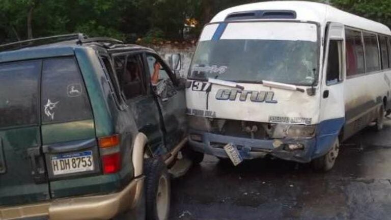 Camioneta y autobús chocan