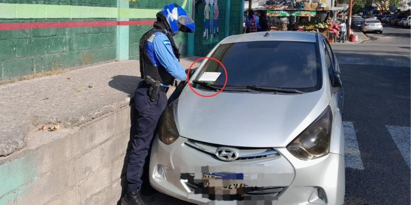 Las autoridades notifican de la infracción mediante la colocación de un sticker en los vehículos.