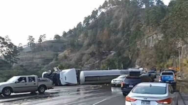 Cisterna vuelca en la Cuesta de la Virgen; hay largas filas de carros en la CA-5