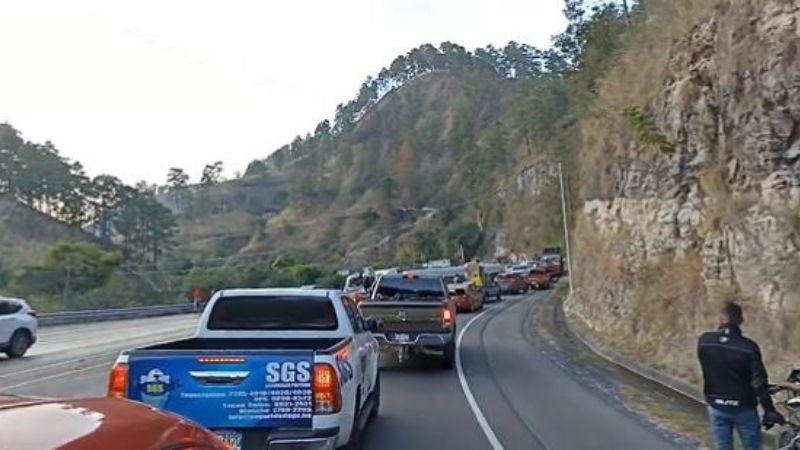 Cisterna vuelca en la Cuesta de la Virgen; hay largas filas de carros en la CA-5