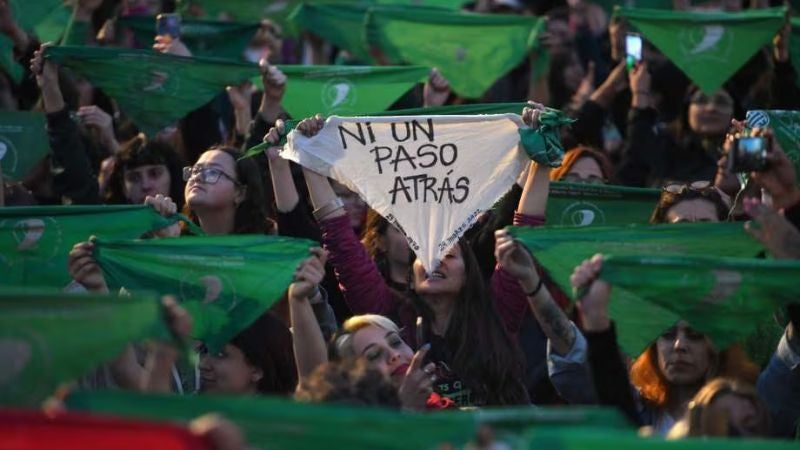 Milei presenta proyecto para derogar el aborto en Argentina