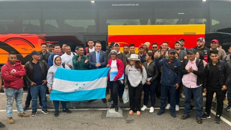 Arriban a España hondureños para trabajar bajo convenio binacional