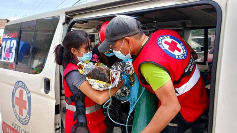 Rescatan a niña en Filipinas tras casi 60 horas atrapada por un alud