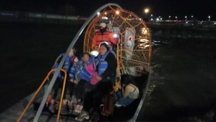 Rescatan mujer hondureñas Río Bravo