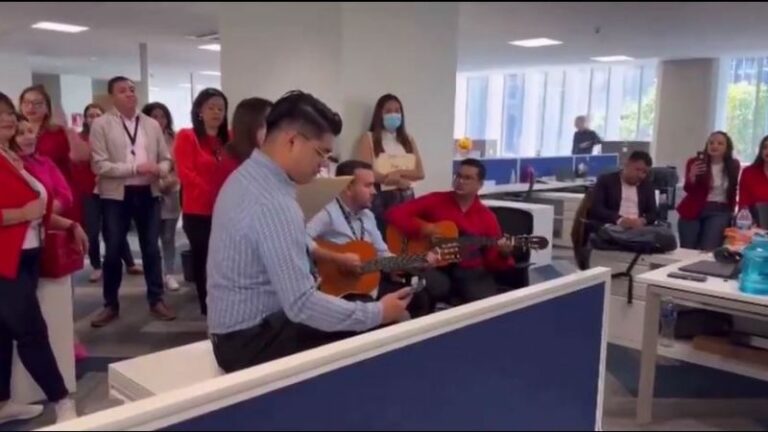 VIDEO: Empleados públicos realizan "Karaoke" en su área de trabajo