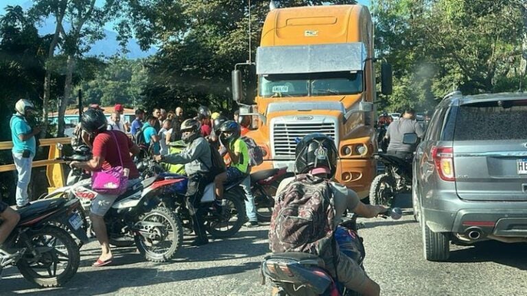 Mujer motociclista muere arrollada