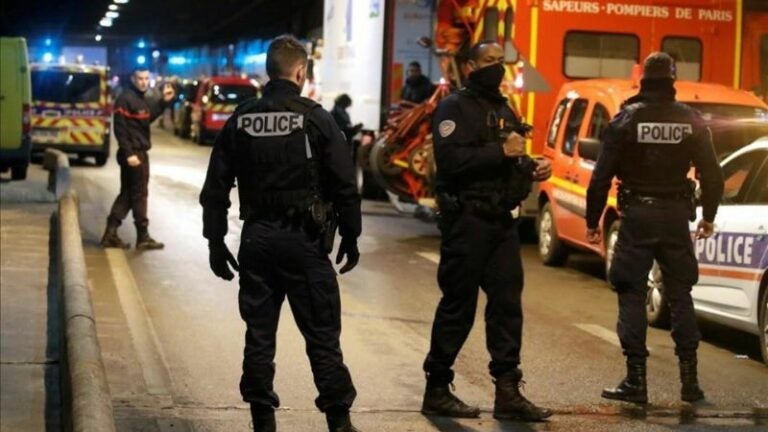 Abatido en París un hombre que "amenazó" a policías con un cuchillo