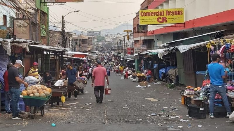 Desalojan tarimas de vendedores en las sexta avenida de Comayagüela