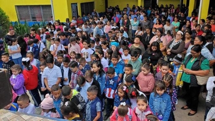 Por falta de maestros, más de 100 niños se encuentran sin clases en la colonia la Sosa de TGU