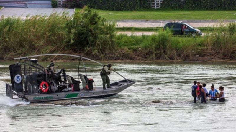 Dos menores y seis adultos fueron rescatados en el río Bravo