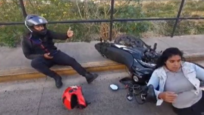 Video: Motociclistas discuten tirados en el suelo luego de colisionar en TGU
