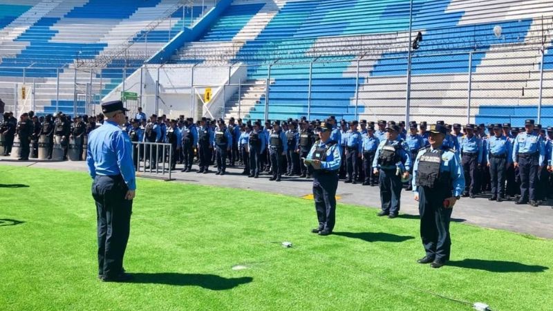 Policías en Estadio Nacional