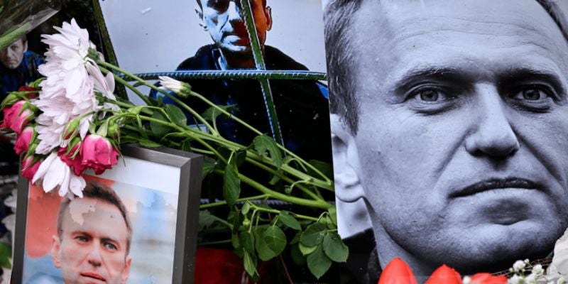Rusia entrega cuerpo de opositor Navalni a su madre 