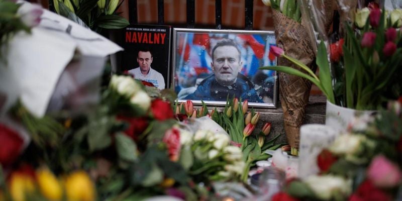 Rusia entrega cuerpo de opositor Navalni a su madre