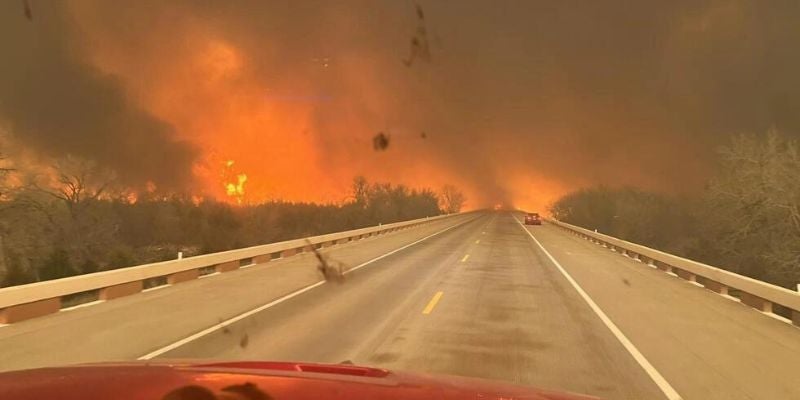 Una treintena de incendios forestales destruyen gran parte de Texas
