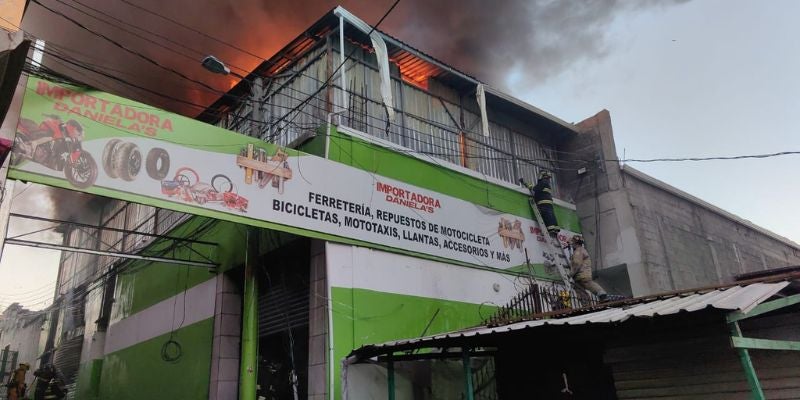 Un fuerte incendio arrasa con al menos 20 negocios en Comayagüela