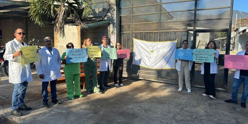 Médicos del hospital de La Paz protestan contra despidos injustificados