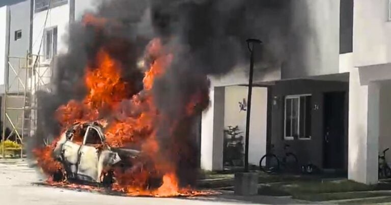 Camioneta arde en llamas en residencial Portal del Bosque, en TGU