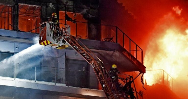 Al menos 4 muertos y 14 heridos por voraz incendio en Valencia, España