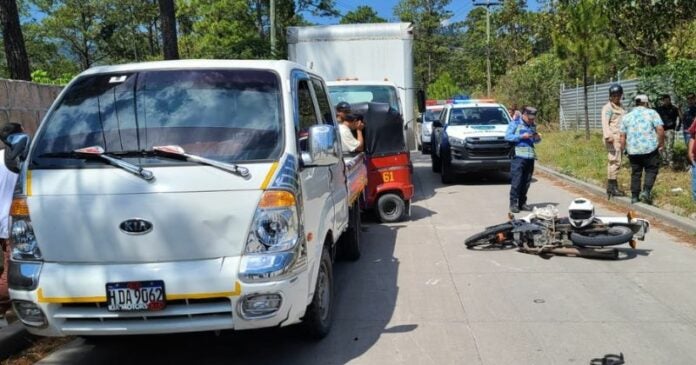 El accidente se dio entre un motociclista y un camión