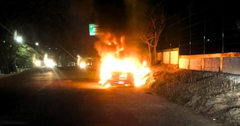 Incendio consume vehículo frente al Campo Parada Marte, TGU