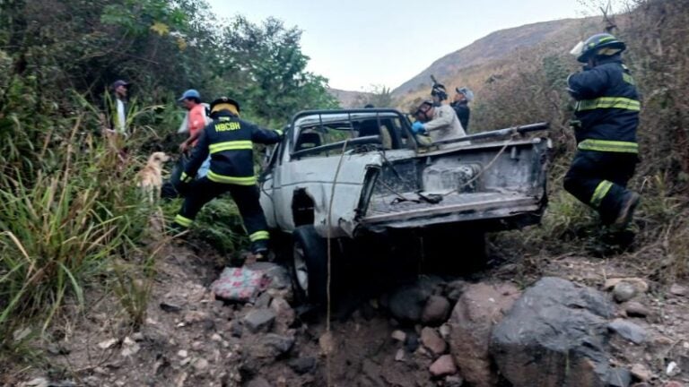 Vehículo cae hondonada TGU