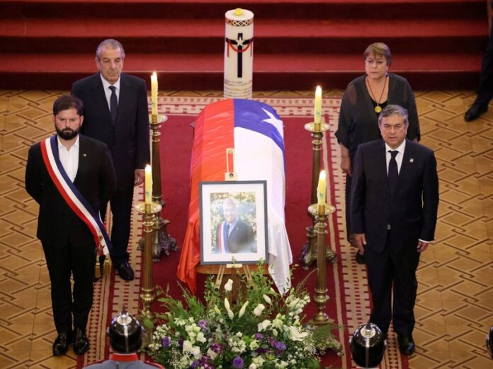 Exgobernantes hacen guardia de honor al féretro del expresidente Sebastián