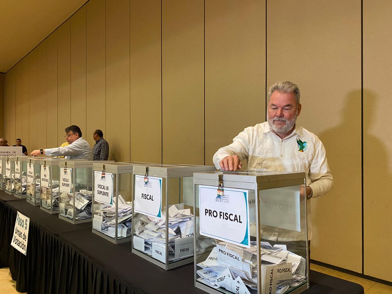El alcalde de San Pedro Sula, Roberto Contreras, participando el la elección de la nueva Junta Directiva de la Cámara de Comercio e Industrias de Cortés.
