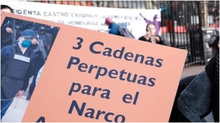 Pancartas en juicio contra JOH