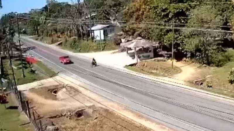 Accidente de motociclista y pick-up