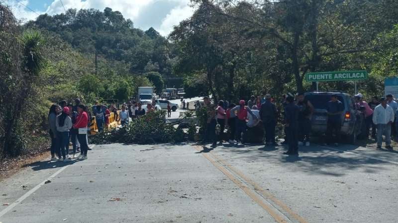 Protestan pobladores de Arcilaca