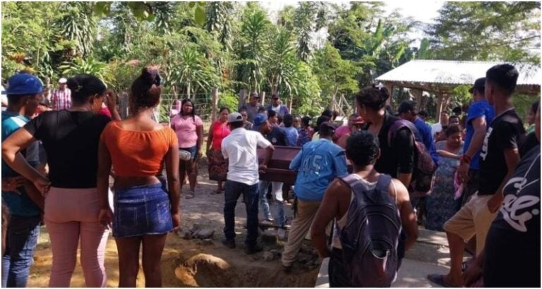 familia desentierra a mujer