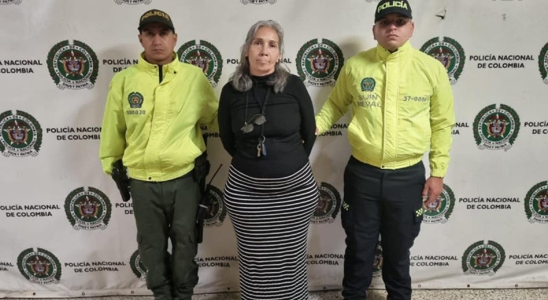 mujer arrestada