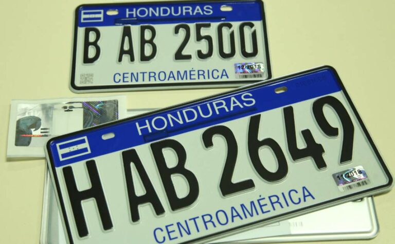 Placas metálicas vehiculares