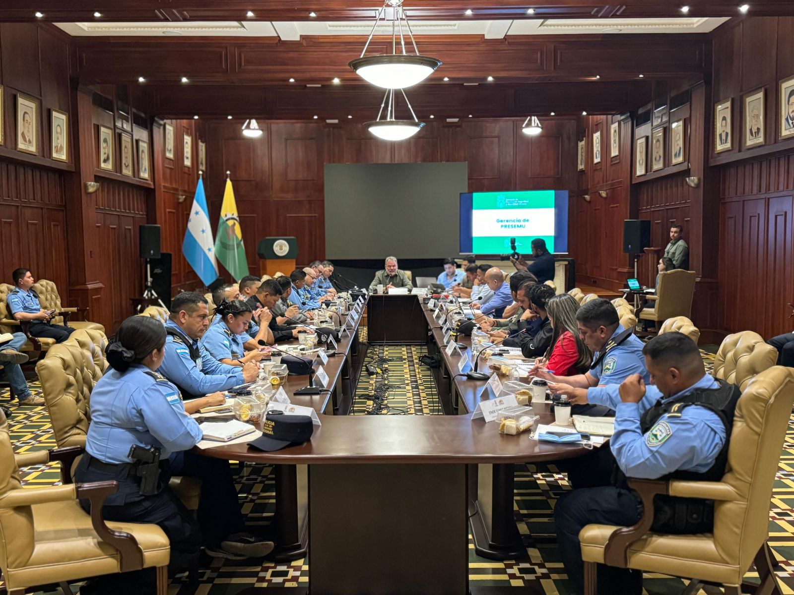 Durante la reunión de hoy martes del alcalde sampedrano Roberto Contreras junto con las autoridades de la Policía Nacional, local y regional.