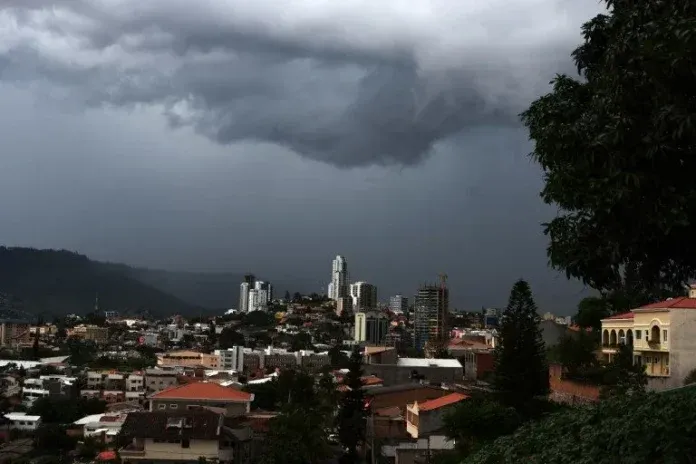 Una leve lluvia causa estragos en varios zonas de la capital