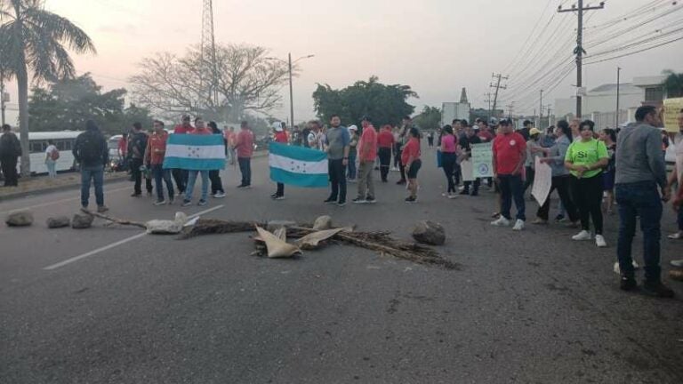 Bloquean paso en la CA-5