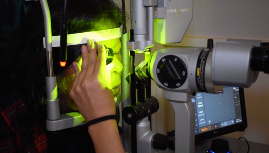 Equipo láser para tratar la retinopatía diabética