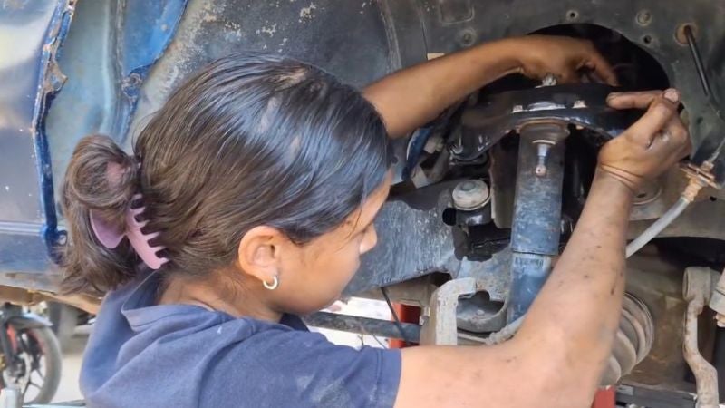 Hondureña destaca como mecánica