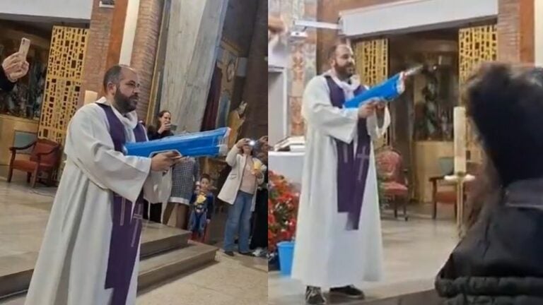 Cura bendice con pistola de agua