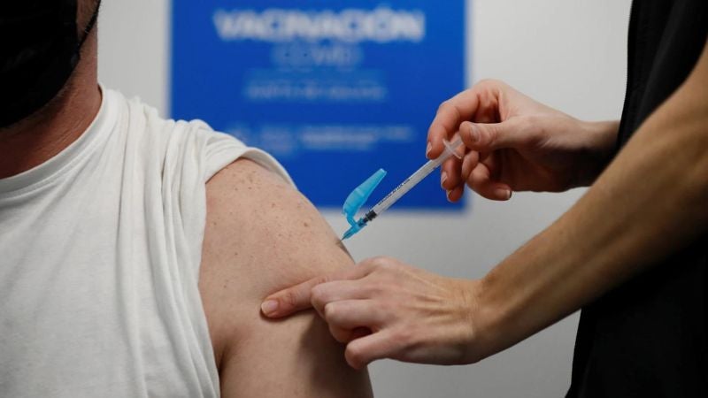Hombre asegura haber recibido más de 200 vacunas COVID-19