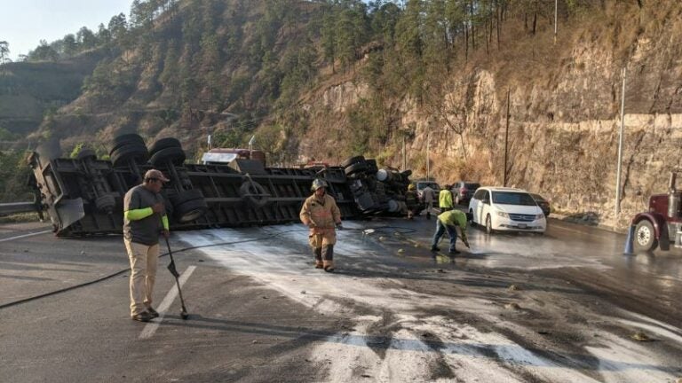 Rastra cargada de azúcar vuelca en El Rosario, Comayagua