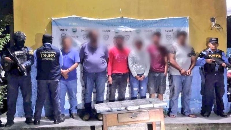 Les dictan detención judicial tras incautarles 20 kilos de presunta cocaína y 200 mil lempiras