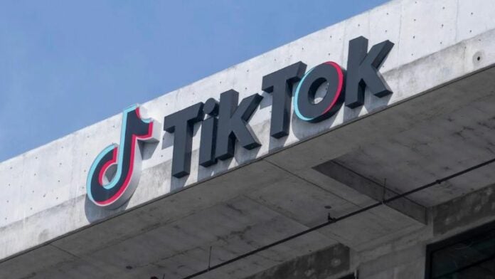 Italia multa a TikTok