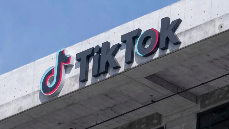 Italia multa a TikTok