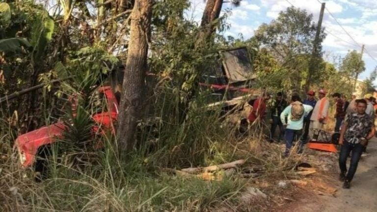 Hombres baches accidente La Paz