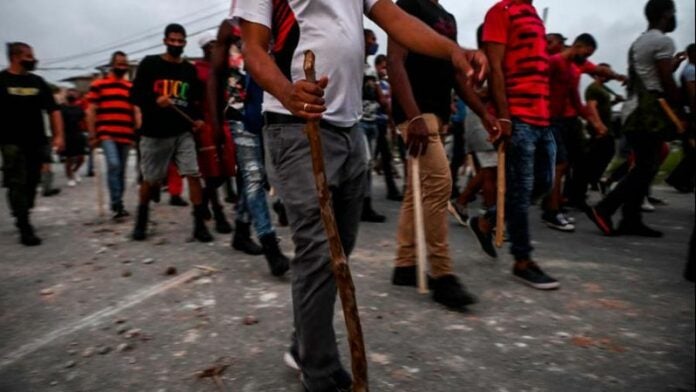 personas protestan en Santiago de Cuba