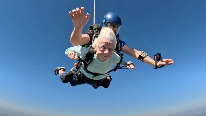 Abuela de 104 años se avienta de paracaídas