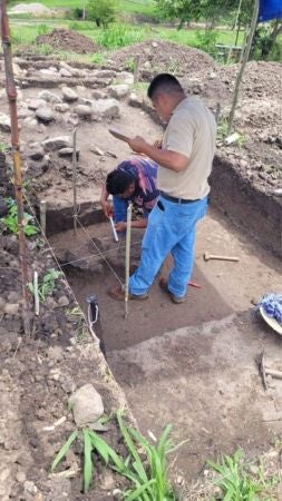 Arqueólogos encuentran hacha Maya de 1,700 años de antigüedad en Florida, Copán