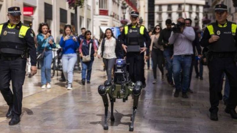 Perro robot patrulla en Malaga